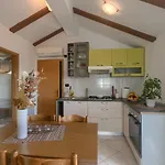 Ari And Bonnie - Cozy With Roof Terrace Appartement Pula